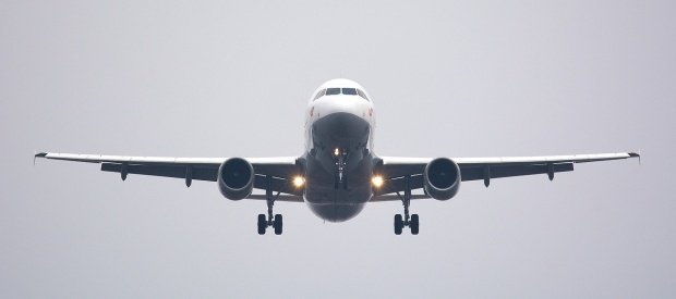 Incident aviatic! Un avion de pasageri a aterizat de urgenţă, după ce i s-au desprins roțile - FOTO