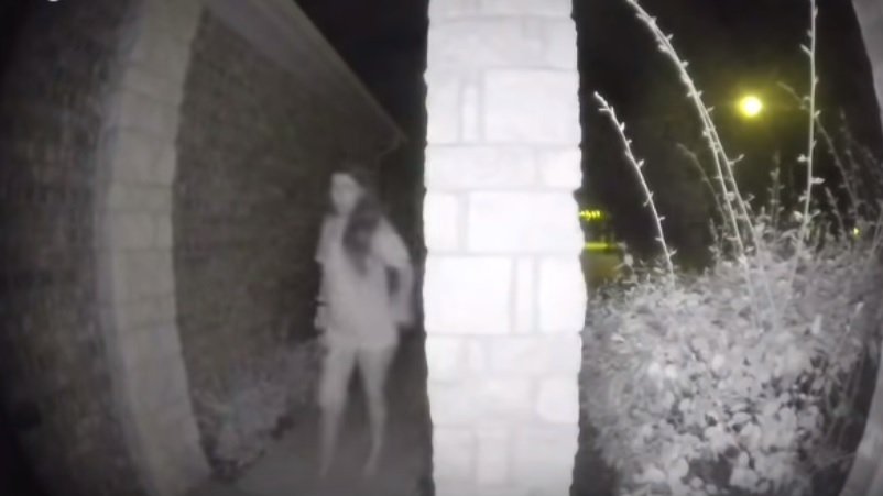 Polițiștii sunt în alertă! O femeie cu cătușe la mâini a sunat în mijlocul nopții la mai multe sonerii - VIDEO