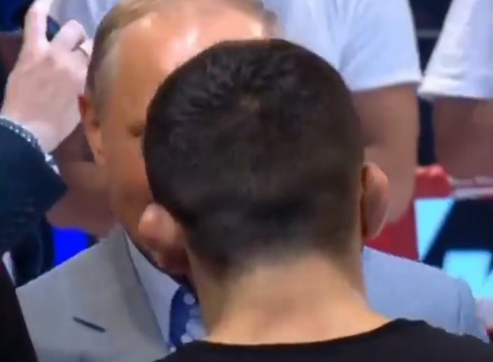 Reacția genială a lui Putin, când un luptător de MMA vine să își facă un selfie cu el în ring! VIDEO