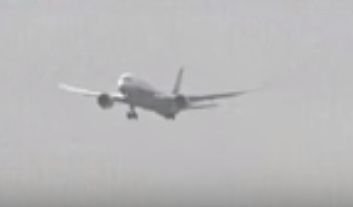 Momentul terifiant în care un pilot e la un pas să rateze aterizarea din cauza vântului puternic (VIDEO)