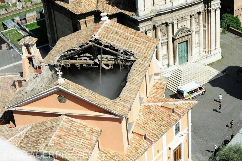 Acoperişul unei biserici din centrul istoric al Romei s-a prăbușit