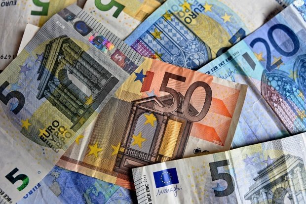 CURS VALUTAR. Euro a scăzut spre pragul de 4,64 lei