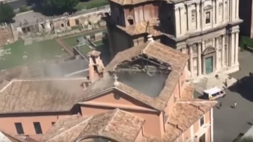 Momente de panică în Roma! Acoperişul unei biserici din centrul cultural s-a prăbuşit - VIDEO