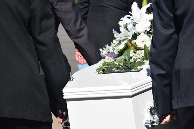 Descoperire şocantă în timpul unei înmormântări în Neamţ. Oamenii au sunat imediat la 112