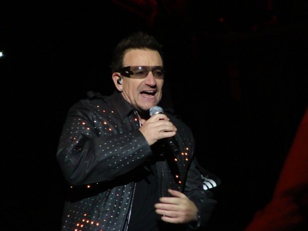 U2 și-a întrerupt un concert la Berlin, după ce Bono a rămas fără voce