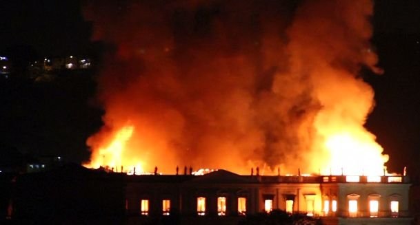Muzeul Național din Rio de Janeiro, cuprins de flăcări