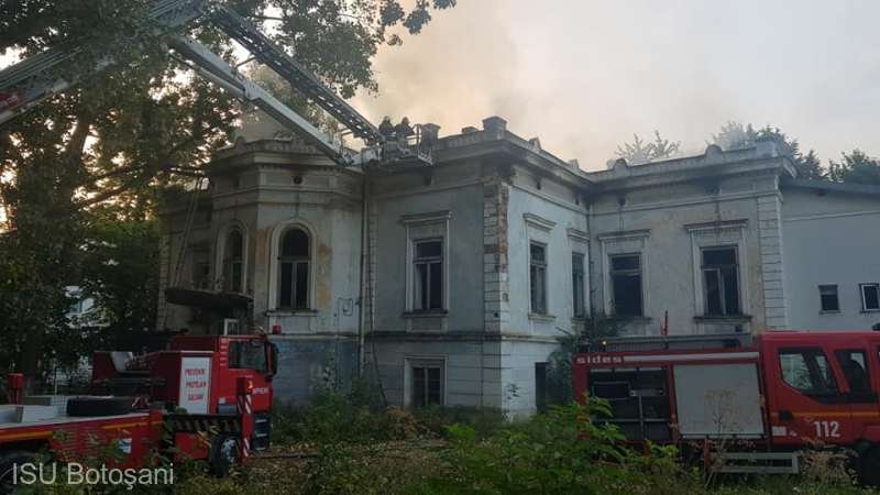 Un monument istoric din Botoșani, în flăcări