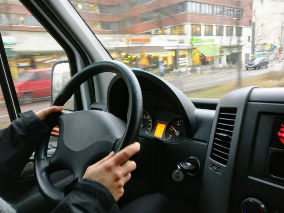 Imagini șocante surprinse în Craiova. Un șofer inconștient face live la volan cu patru copii în mașină
