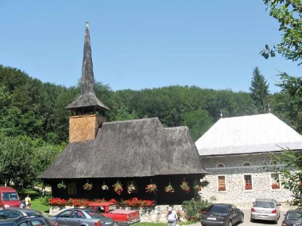Izvorul mănăstirii Izbuc, locul unic în România unde se spune că bolnavii găsesc alinare și vindecare