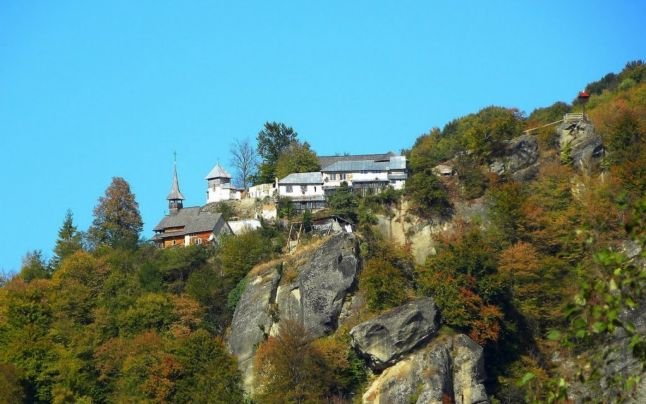 O femeie a murit în timp ce urca spre "Meteora" României. De ce este Cetățuia una dintre cele mai misterioase mănăstiri din țara noastră