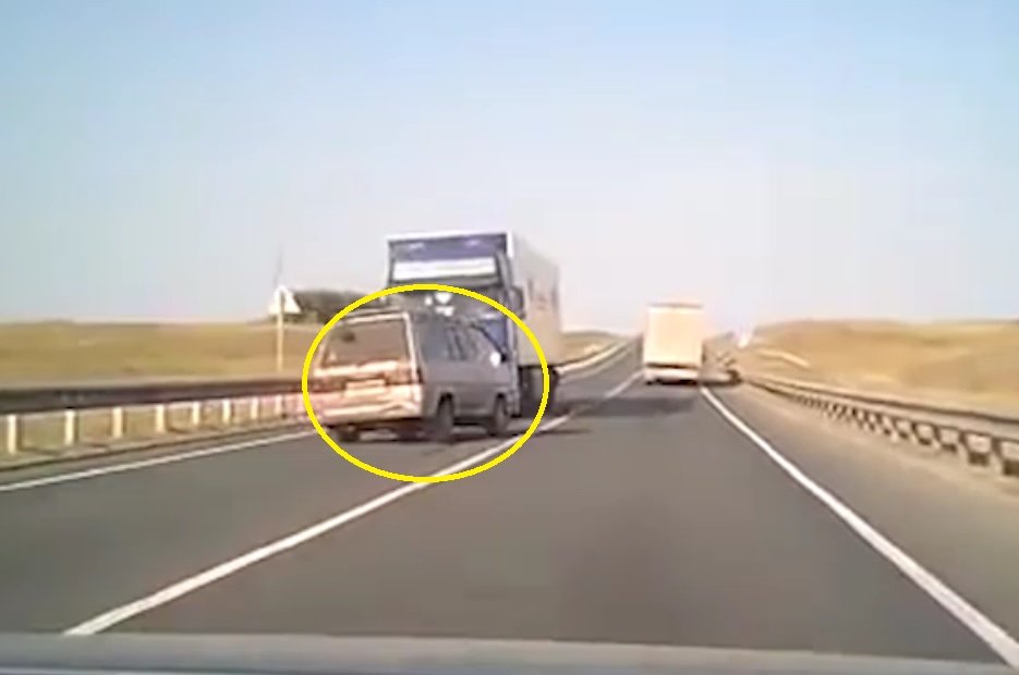 VIDEO șocant! Accident devastator pe autostradă! Impactul frontal dintre un autoturism și un TIR. Toți pasagerii mașinii au pierit