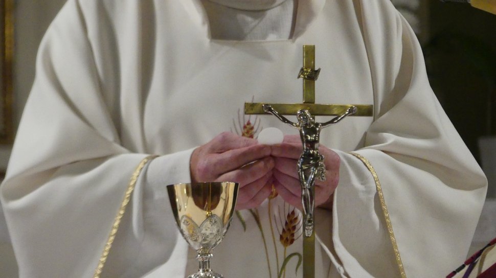 Scandalul din Biserica Catolică legat de comportamentul sexual inadecvat continuă! Este scandalos în ce ipostază au fost prinși doi preoți