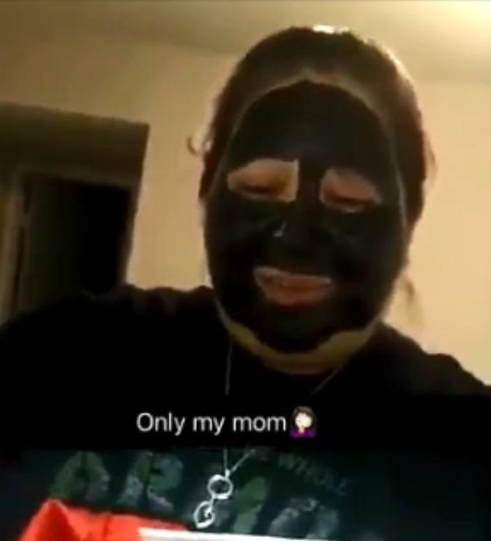 A rămas fără sprâncene după ce și-a aplicat o mască de față fără să citească instrucțiunile. Reacția tinerei când și-a dat seama ce a făcut 548556