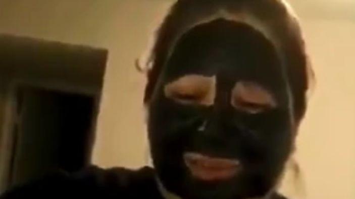 A rămas fără sprâncene după ce și-a aplicat o mască de față fără să citească instrucțiunile. Reacția tinerei când și-a dat seama ce a făcut 548557