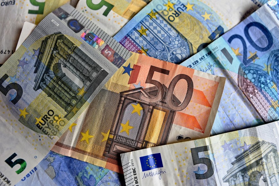 CURS VALUTAR. Euro continuă să prindă putere