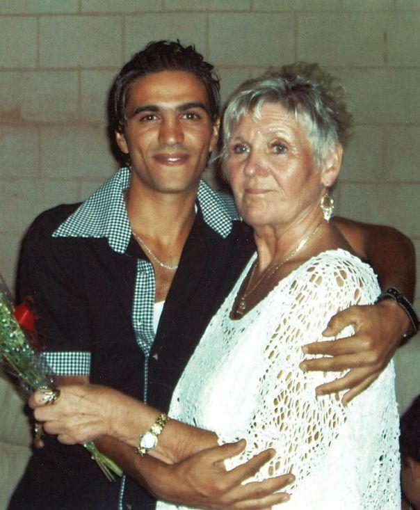 Un tânăr de 21 de ani s-a însurat cu o femeie cu 50 de ani mai bătrână decât el. Motivul? Nu e cel la care te gândești! 548435