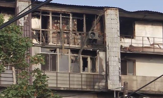 Primele imagini din interiorul blocului din sectorul 5, construit ilegal, care a luat foc