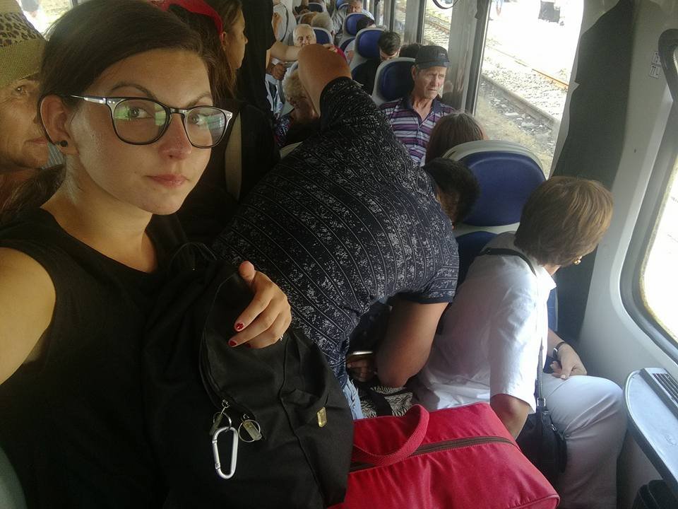 CFR a vândut 500 de bilete, la un tren cu un singur vagon. „S-a format lanţ de oameni în faţa trenului pentru că nu sunt locuri” - FOTO