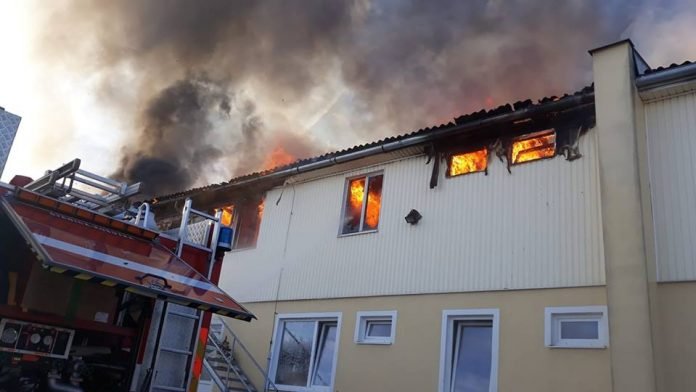 Incendiu puternic la un hostel din Cehia. În clădire stăteau și mai mulți români