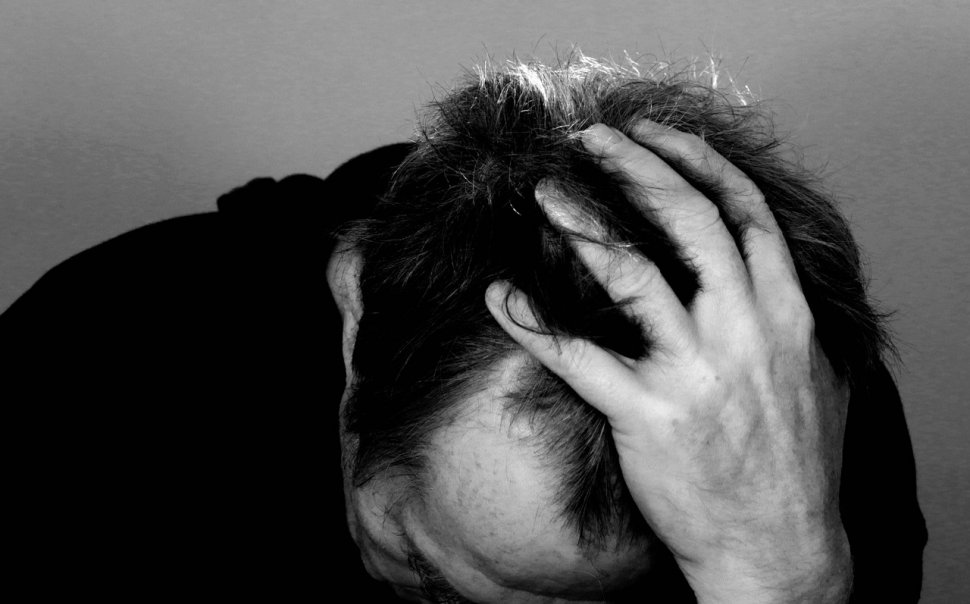 Oamenii de știință avertizează: Tristeţea dă dureri de cap!