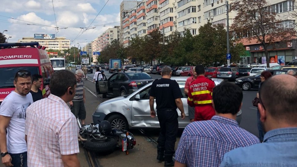 Accident grav în București! Un motociclist a fost rănit, după ce a fost spulberat de o mașină