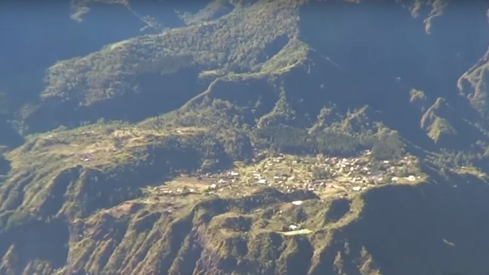 Cea mai izolată localitate din lume. Dacă este nevoie de un medic, oameni îl aduc cu elicopterul - VIDEO