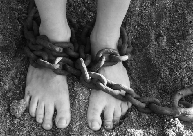 Un nou caz de sclavie zguduie Italia. Români bătuți, umiliți și ținuți în condiții mizere