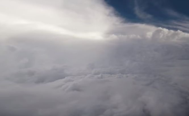Uraganul Florence a generat valuri de 25 de metri înălțime. Imagini surprinse din „ochiul furtunii” - VIDEO