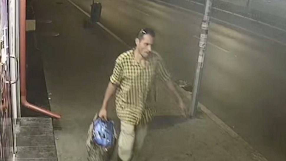 Apel de ultimă oră al Poliţiei! Un agresor sexual a atacat o femeie, într-o staţie de metrou - VIDEO