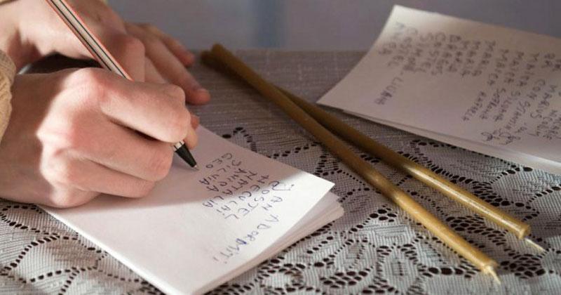 Un preot a avut un șoc când a realizat ce făcea bătrâna din fața sa: „De cât timp pui dumneata spânzuraţii pe pomelnic?” Cum a răspuns femeia