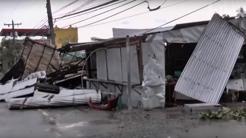 Imagini dramatice! Cea mai mare furtună din acest an a lovit Filipine și a făcut primele victime - VIDEO