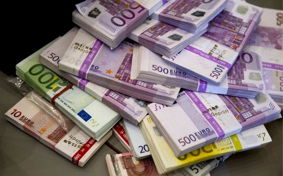 CURS VALUTAR.  Euro a urcat spre pragul de 4,65 lei