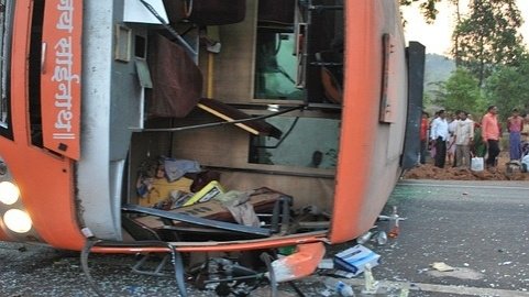 Cel puțin 21 de morți după ce un autobuz a luat foc
