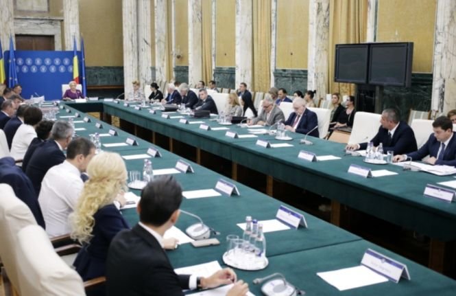 Guvernul se reuneşte în şedinţă