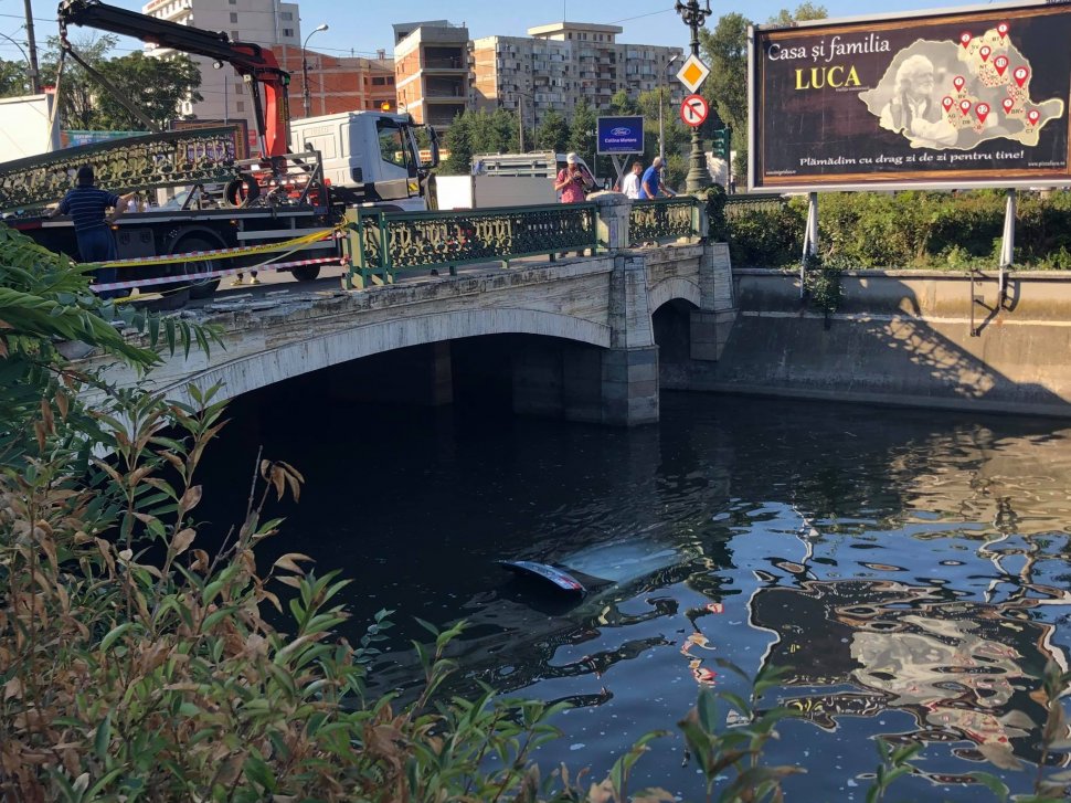 Accident grav în Bucureşti. Un bărbat a plonjat cu maşina în râul Dâmboviţa, de pe podul de la Timpuri Noi
