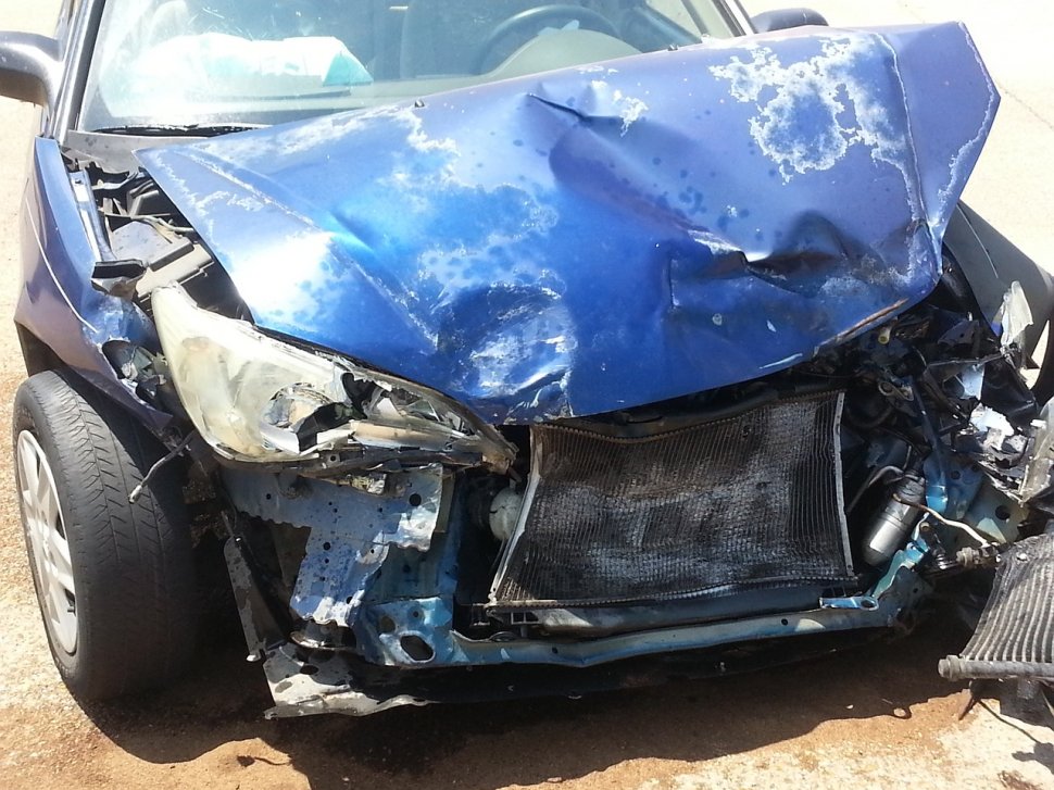 Accident îngrozitor. Un tânăr de 20 de ani din Galaţi a murit după ce a intrat cu maşina într-un stâlp de iluminat