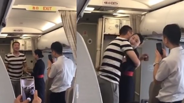 O stewardesă a fost cerută în căsătorie, în timpul zborului, dar la scurt timp a fost concediată. Reacția companiei aeriene - VIDEO