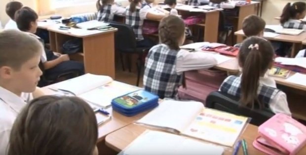 Situație șocantă într-o școală din Bistrița-Năsăud. Un copil a primit un corn plin cu mucegai