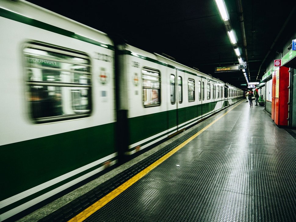 Staţii de metrou, inundate după ploaie. Călătorii au filmat imagini incredibile - VIDEO