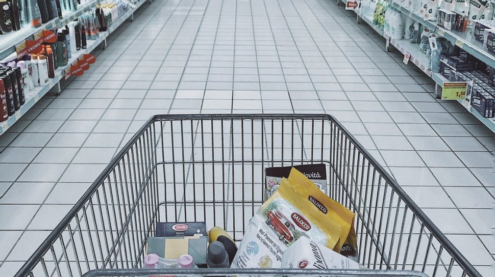 Un agent de pază dintr-un supermarket din Capitală a găsit într-un coş de cumpărături un plic cu peste 33.000 de euro. Ce a făcut cu banii