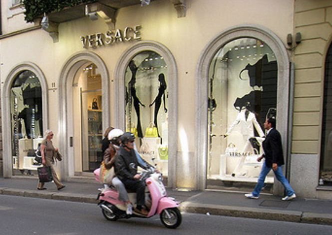 Se vinde casa de modă Versace. Cine o cumpără 