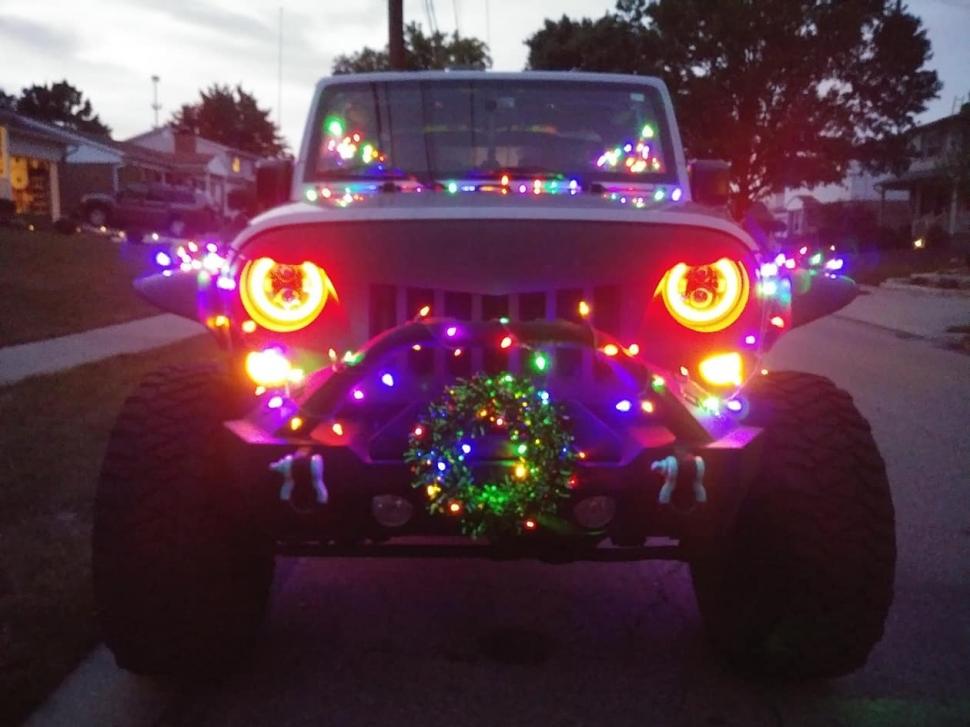 Un copil a sărbătorit Crăciunul în luna septembrie, după ce a primit doar câteva săptămâni de trăit. Gestul emoționant făcut de vecinii lui 551681