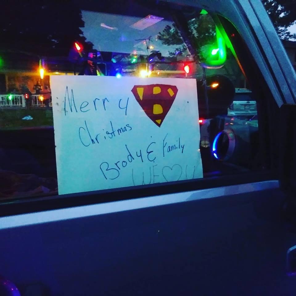 Un copil a sărbătorit Crăciunul în luna septembrie, după ce a primit doar câteva săptămâni de trăit. Gestul emoționant făcut de vecinii lui 551682