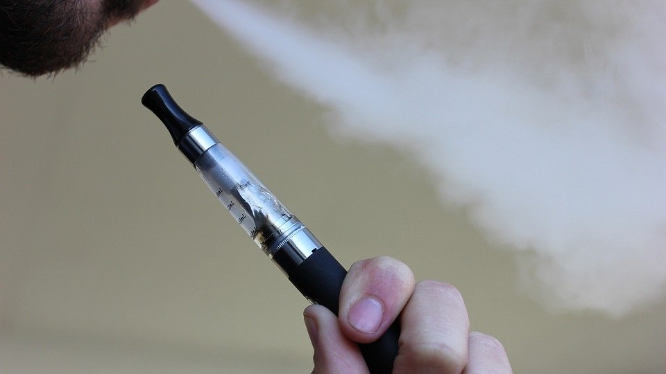 Parlamentul dezbate interzicerea ţigărilor electronice în spaţii închise. Ce se întâmplă în celelalte state ale UE
