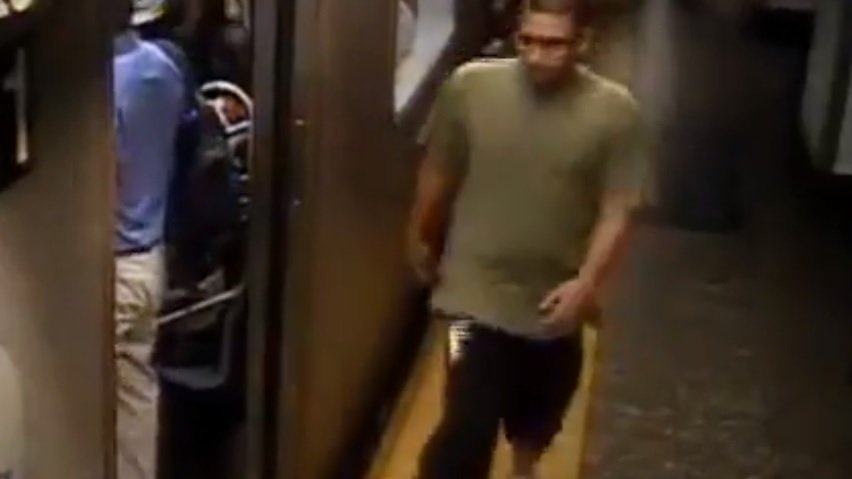 Reacţia unei femei după ce un bărbat a agresat-o într-o stație de metrou. Este incredibil cum s-a răzbunat tânăra - VIDEO