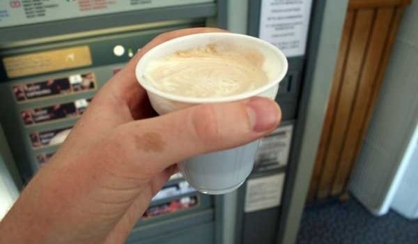 Românii cumpără zilnic chimicale la 1 leu – Ce conține cafeaua de la automat