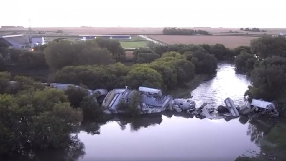 Un tren a căzut într-un râu, după ce podul de cale ferată pe care trecea s-a prăbușit - VIDEO