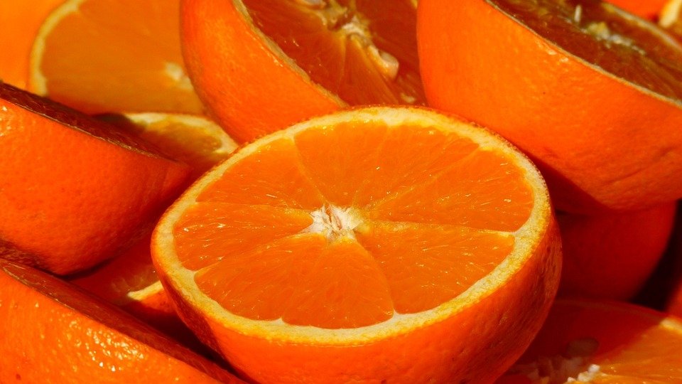 Ce a observat o mamă după ce i-a dat copilului său să mănânce o portocală. Fructul și-a schimbat culoarea - FOTO