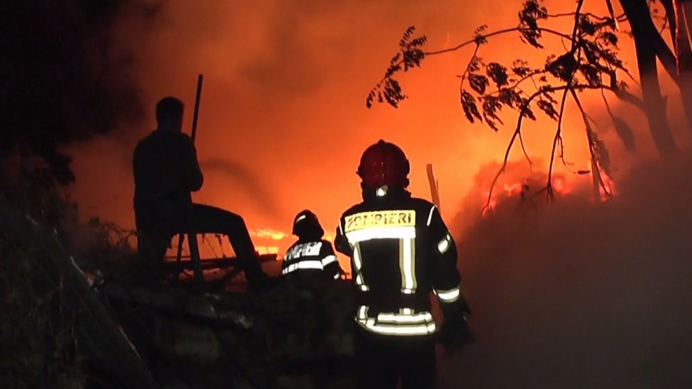 Incendiu puternic în Piatra Neamț. Mai multe case și o biserică au fost în pericol