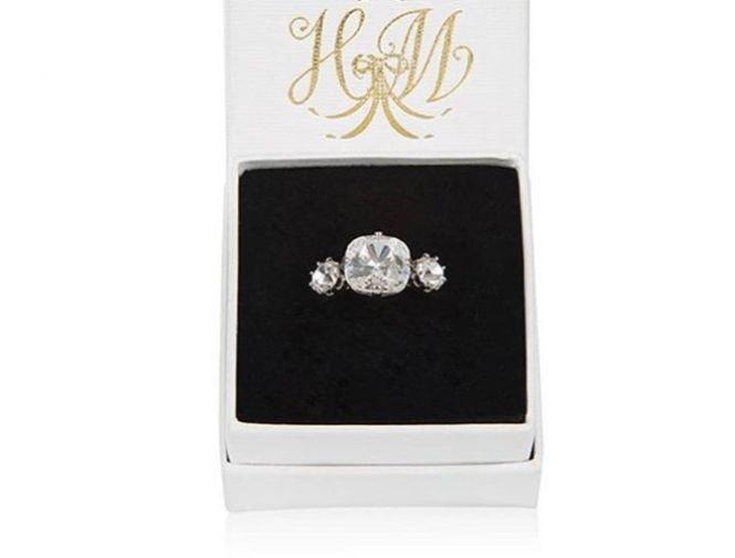 Casa regală britanică scoate la vânzare o replică a inelului de logodnă al Ducesei Meghan Markle. Cât costă  552483